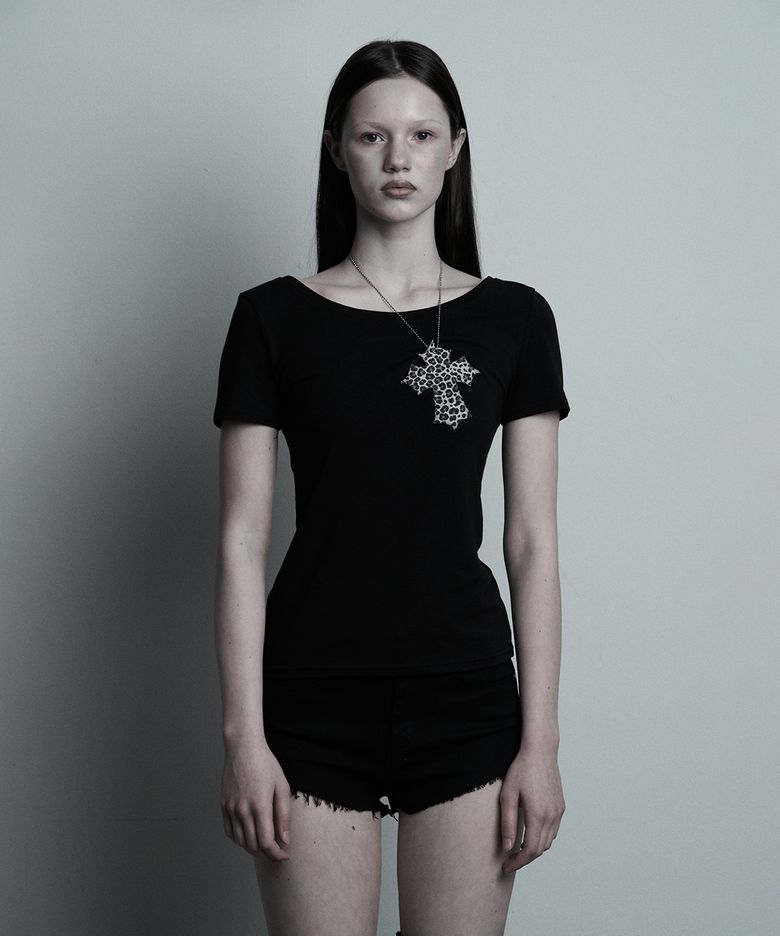 Black-leo Cross necklace T-shirt