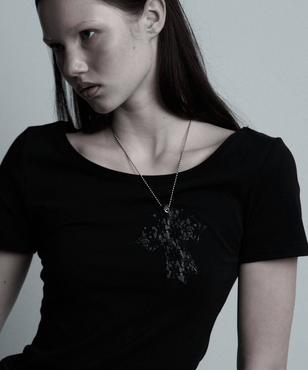 일리오(ILLIO) Black-lace Cross necklace T-shirt