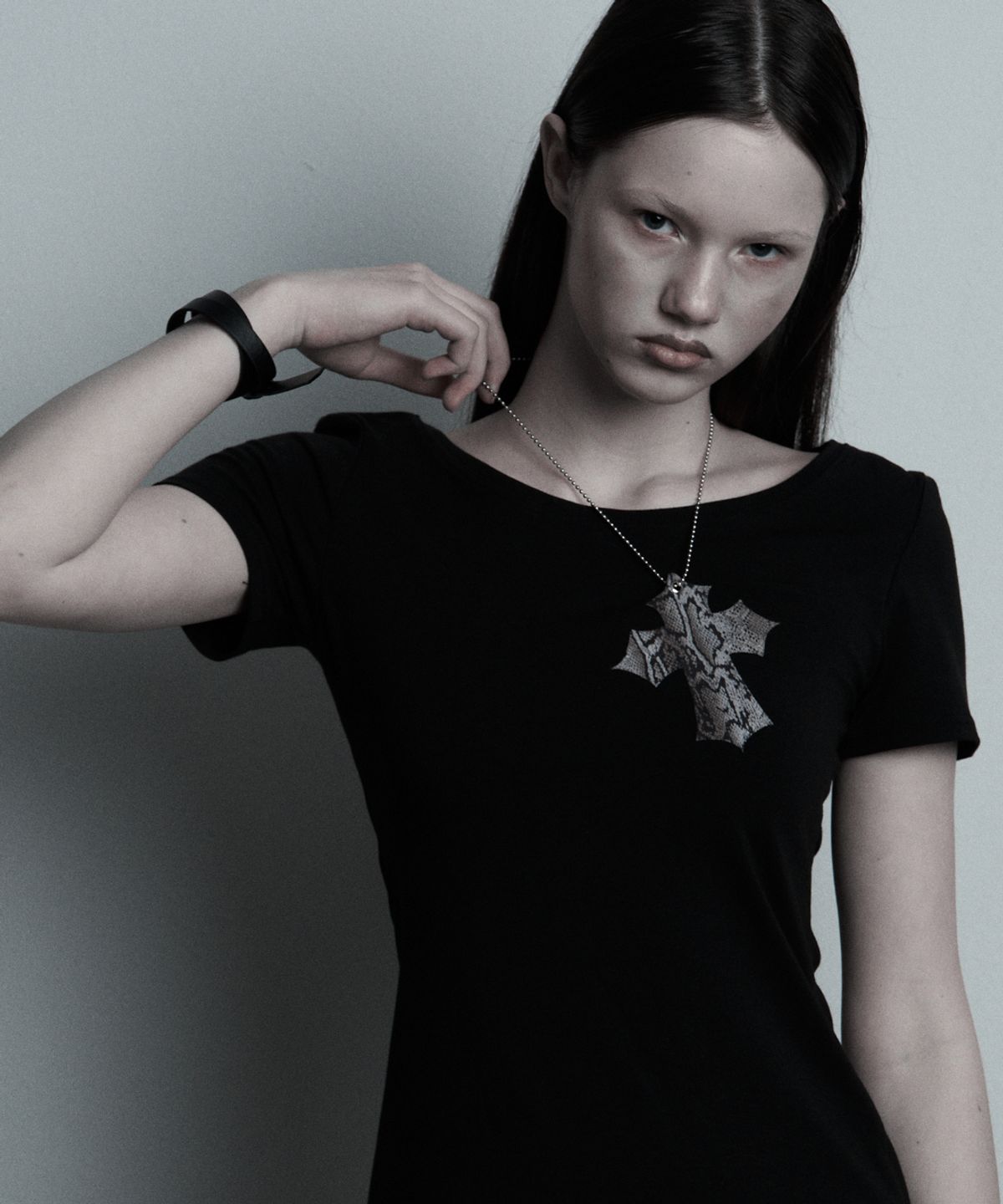 일리오(ILLIO) Black-python Cross necklace T-shirt