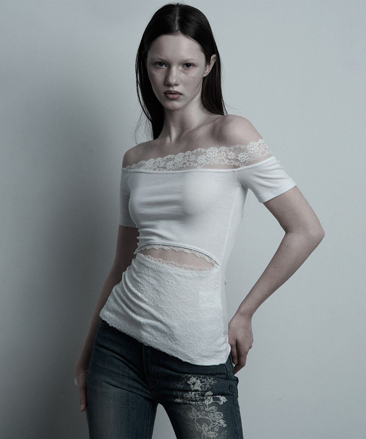 일리오(ILLIO) White Lace Off-shoulder top
