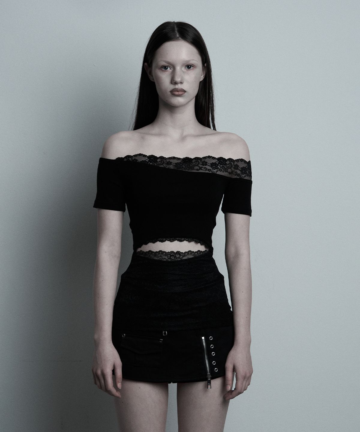 일리오(ILLIO) Black Lace Off-shoulder top
