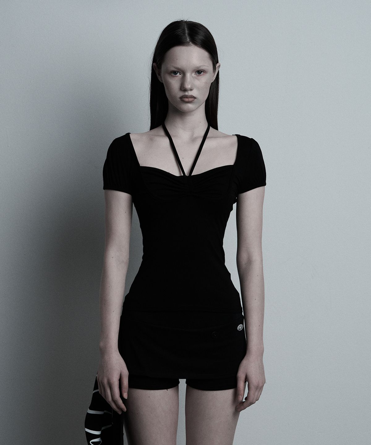 일리오(ILLIO) Black Giselle gathered top