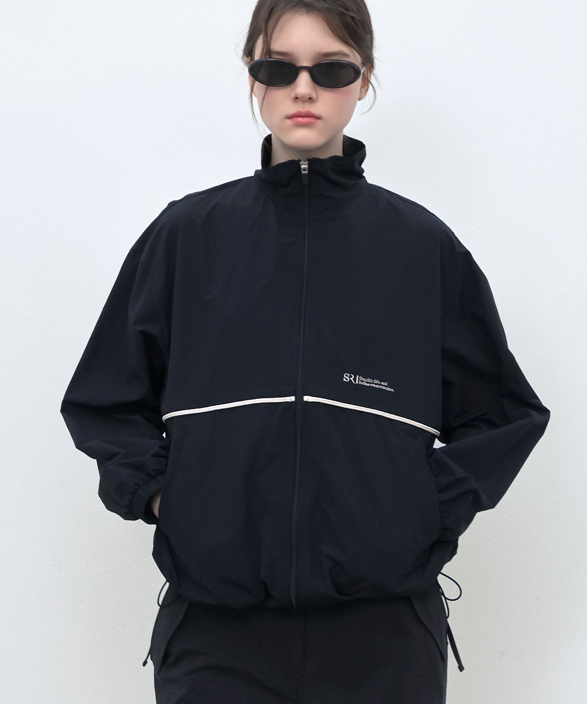 쏘이르(SO IR) LINE POINTED WINDBREAKER - BLACK