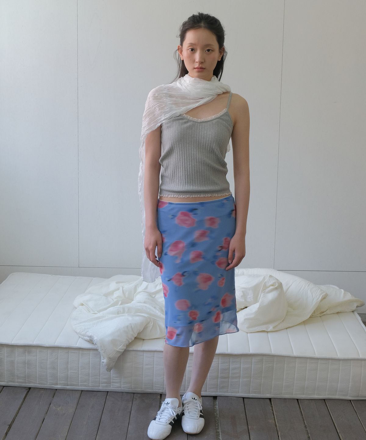 쏘이르(SO IR) FLORAL SHEER SKIRT - BLUE