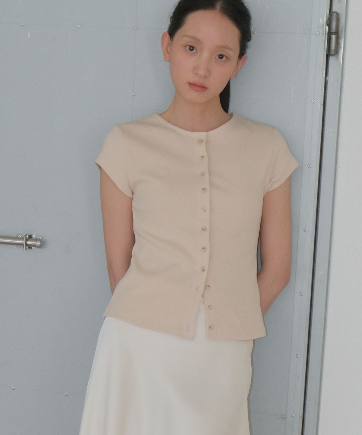 쏘이르(SO IR) BUTTON HALF T-SHIRT - BEIGE