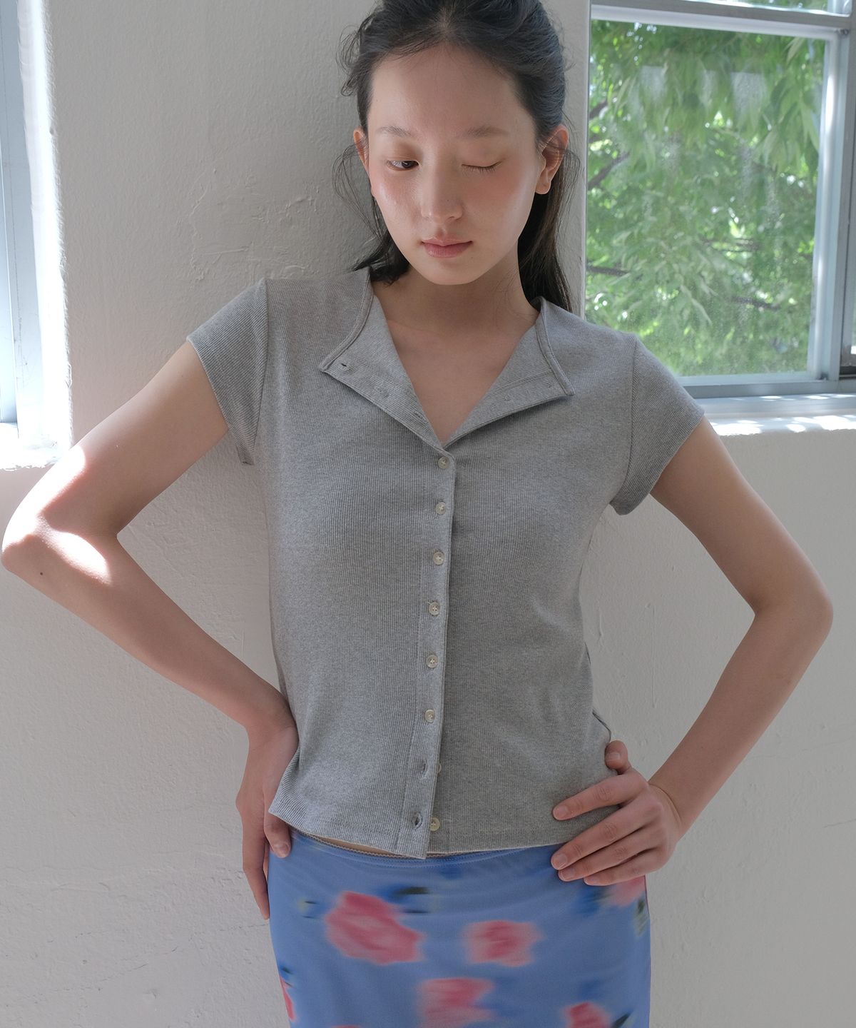 쏘이르(SO IR) BUTTON HALF T-SHIRT - GRAY