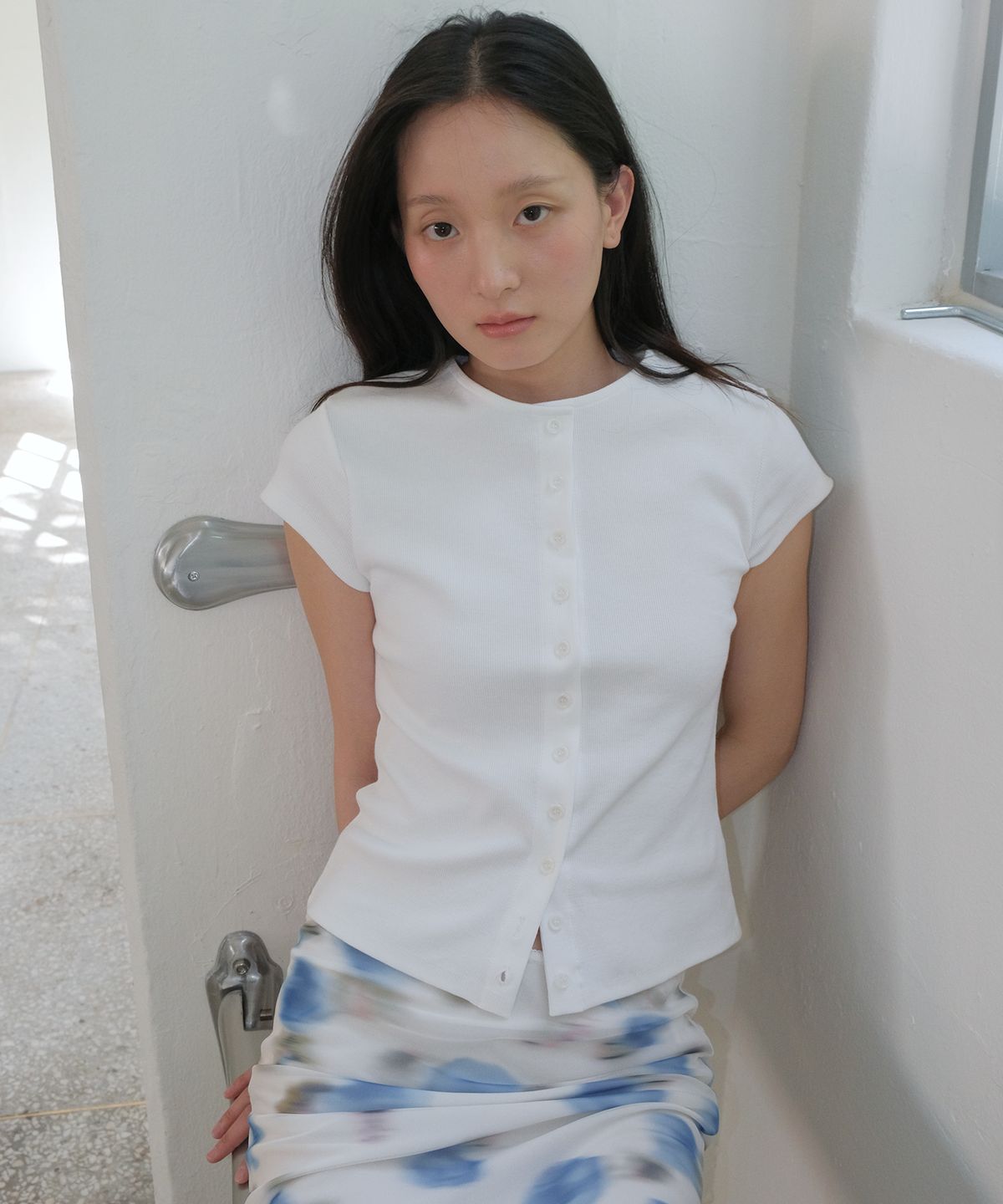 쏘이르(SO IR) BUTTON HALF T-SHIRT - WHITE