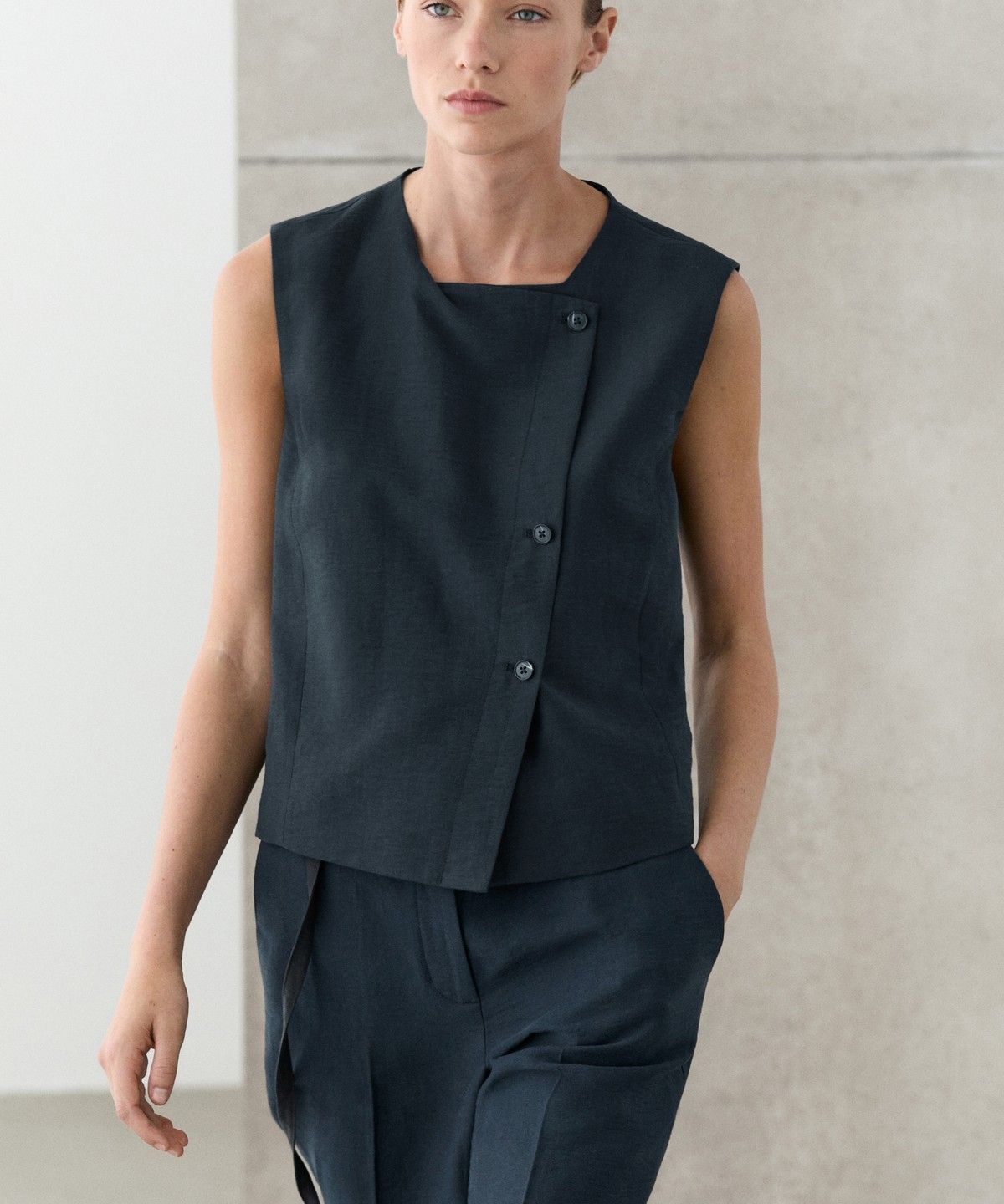 마시모두띠(MASSIMO DUTTI) 비대칭 버튼 린넨 베스트