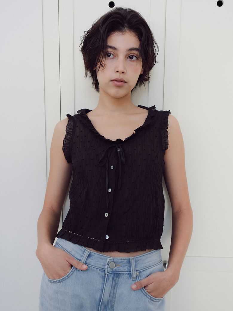 Dot U-neck frill sleeveless blouse_black