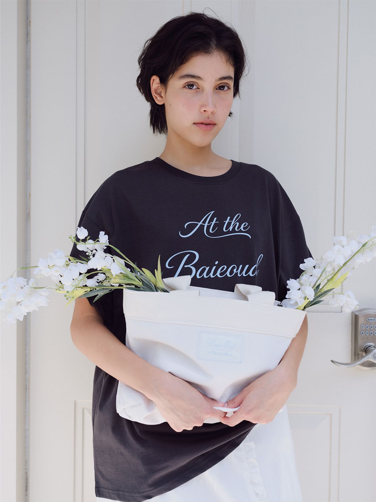 베이오드(BAIE OUD) At the baie oud T-shirt_charcoal