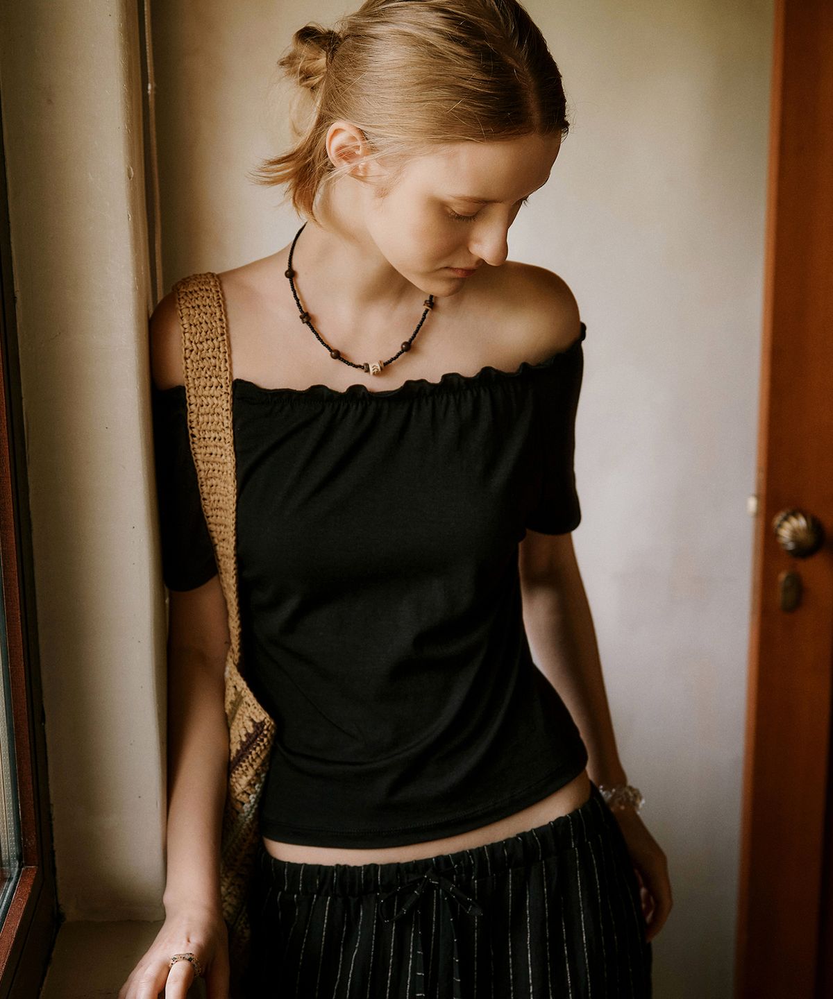 니브(NEEV) Frill Off-Shoulder Short Sleeve T-Shirt (Black)
