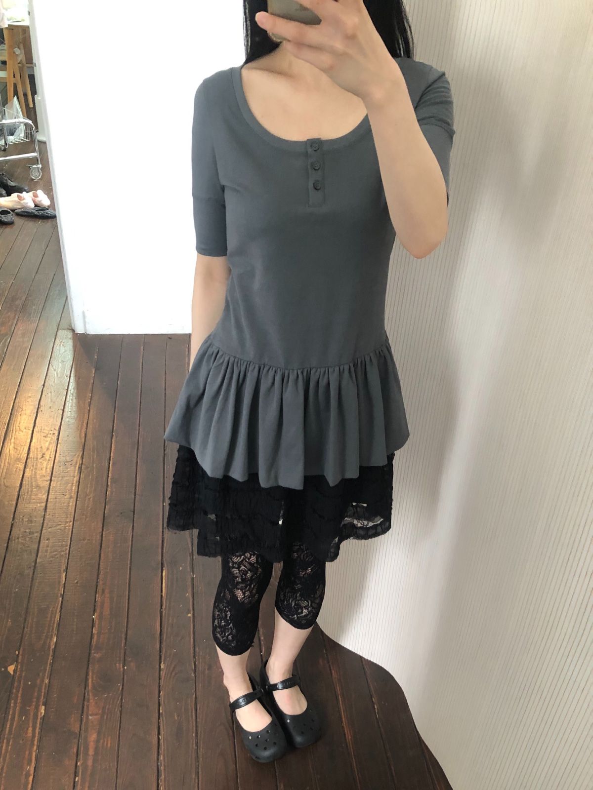 피브스피브스(PEEVES PEEVES) Henley Peplum Top / Charcoal