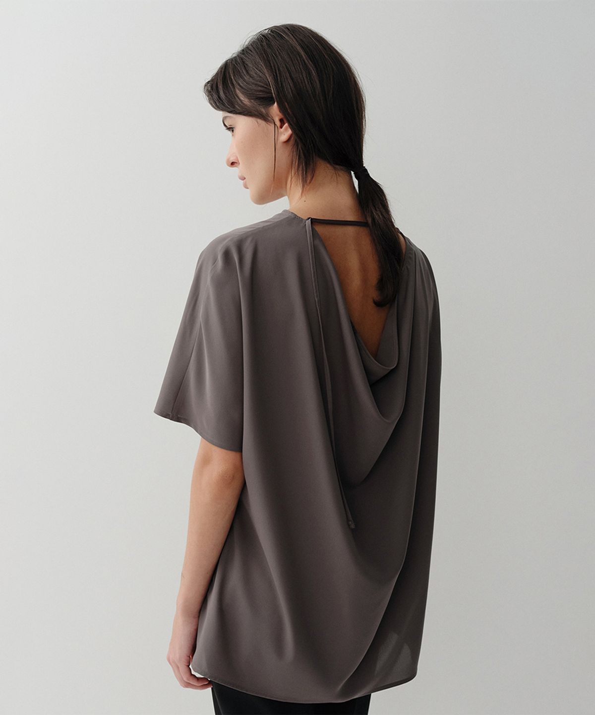 이아(EAAH) BACK COWL BLOUSE (BROWN)