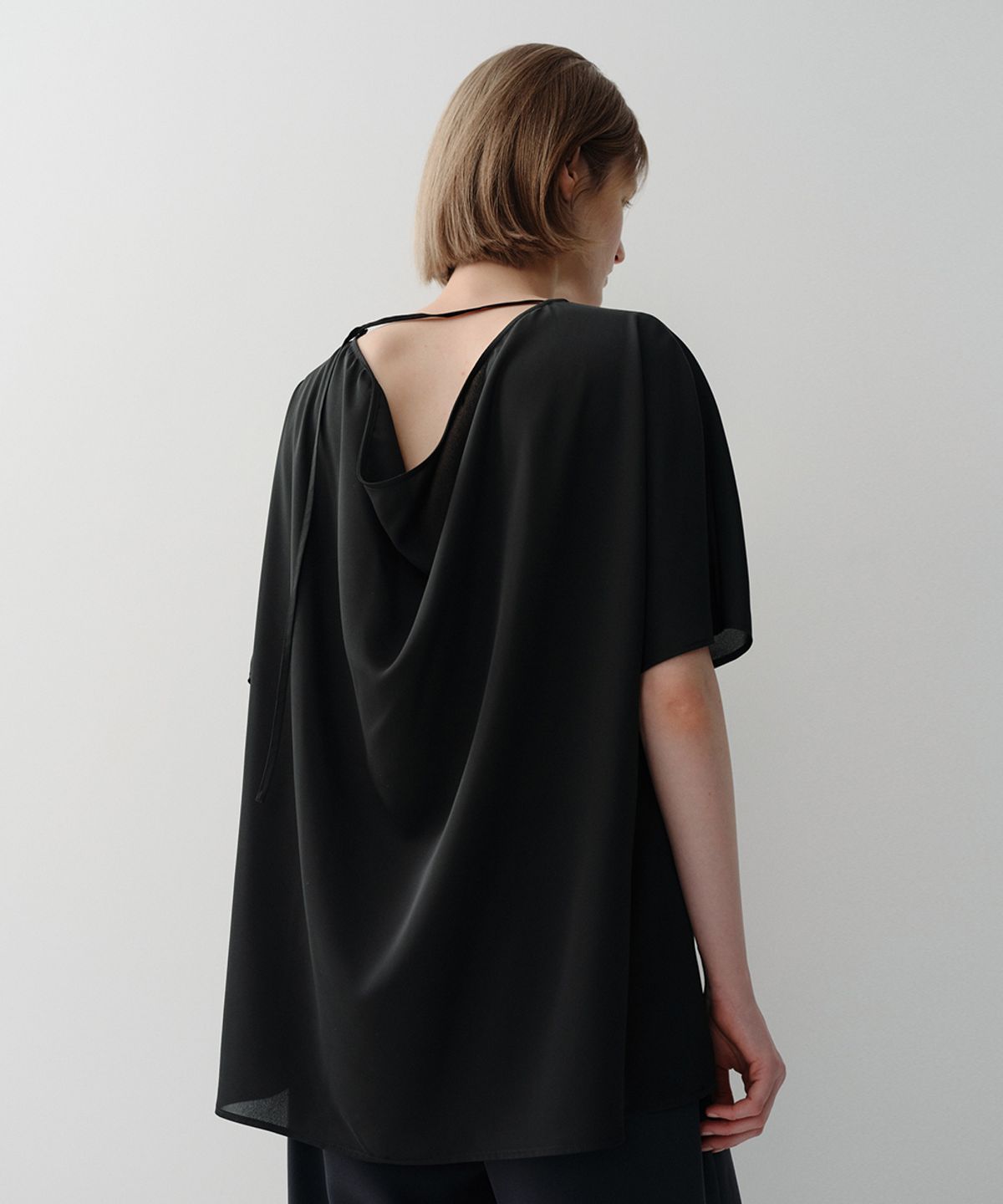 이아(EAAH) BACK COWL BLOUSE (BLACK)