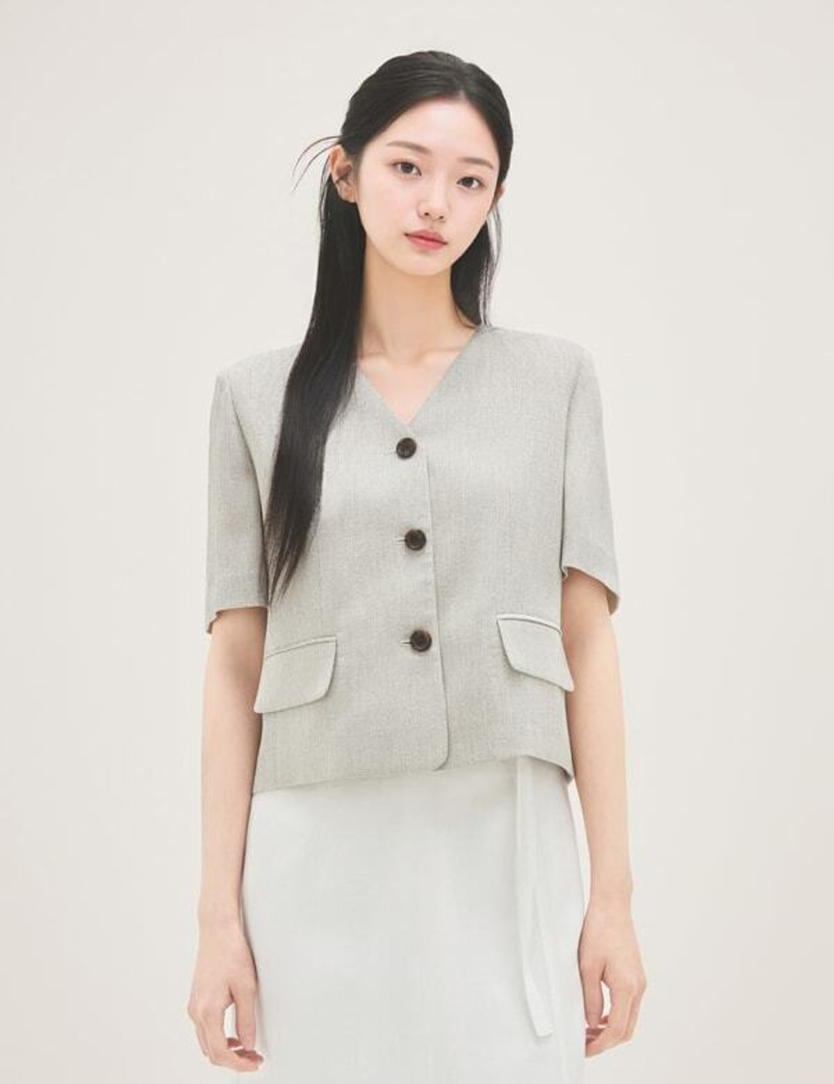 로엠(ROEM) 브이넥 조직감 반팔자켓 RMJKG37R12