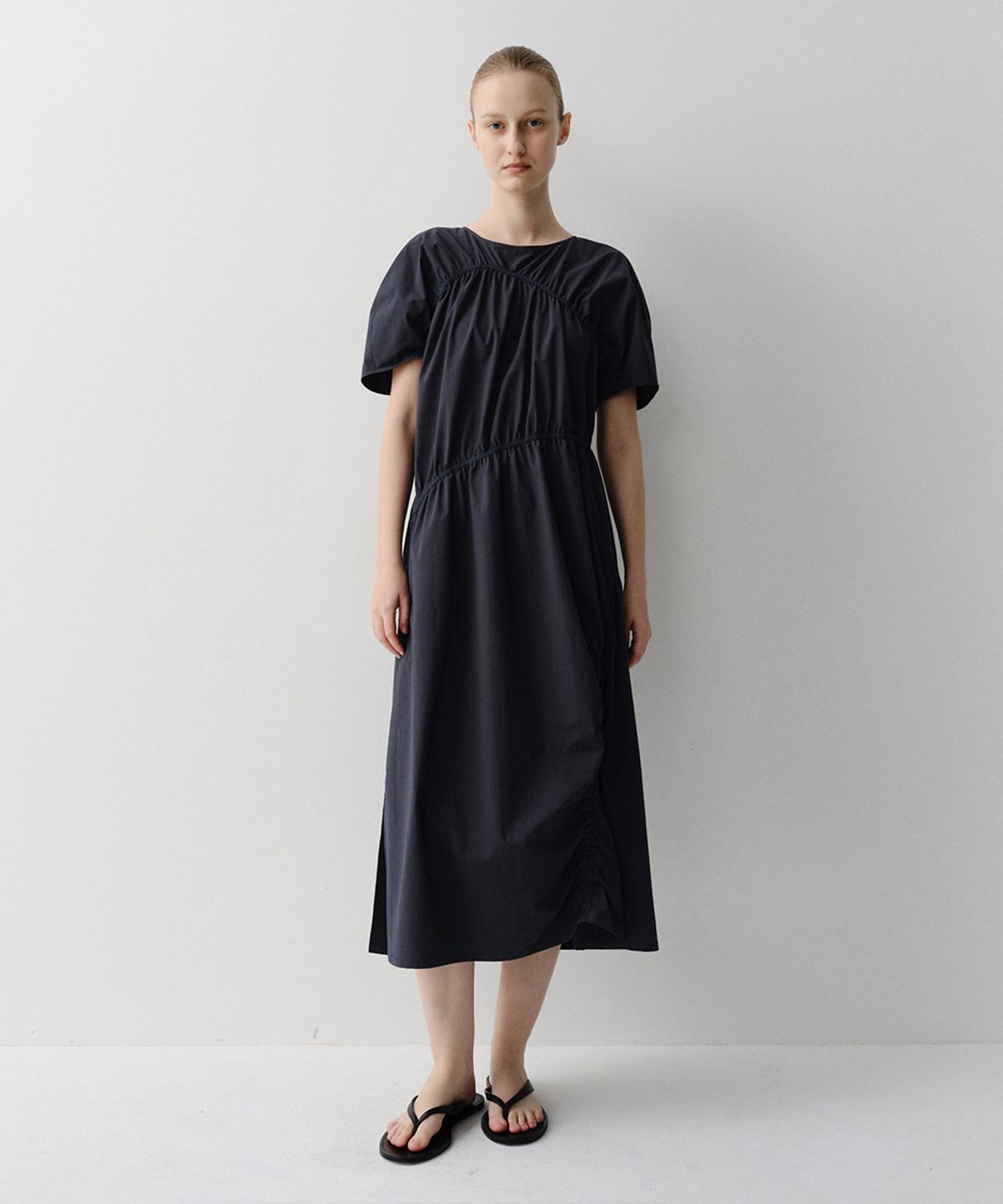 이아(EAAH) SLOPE SHIRRING DRESS (NAVY)