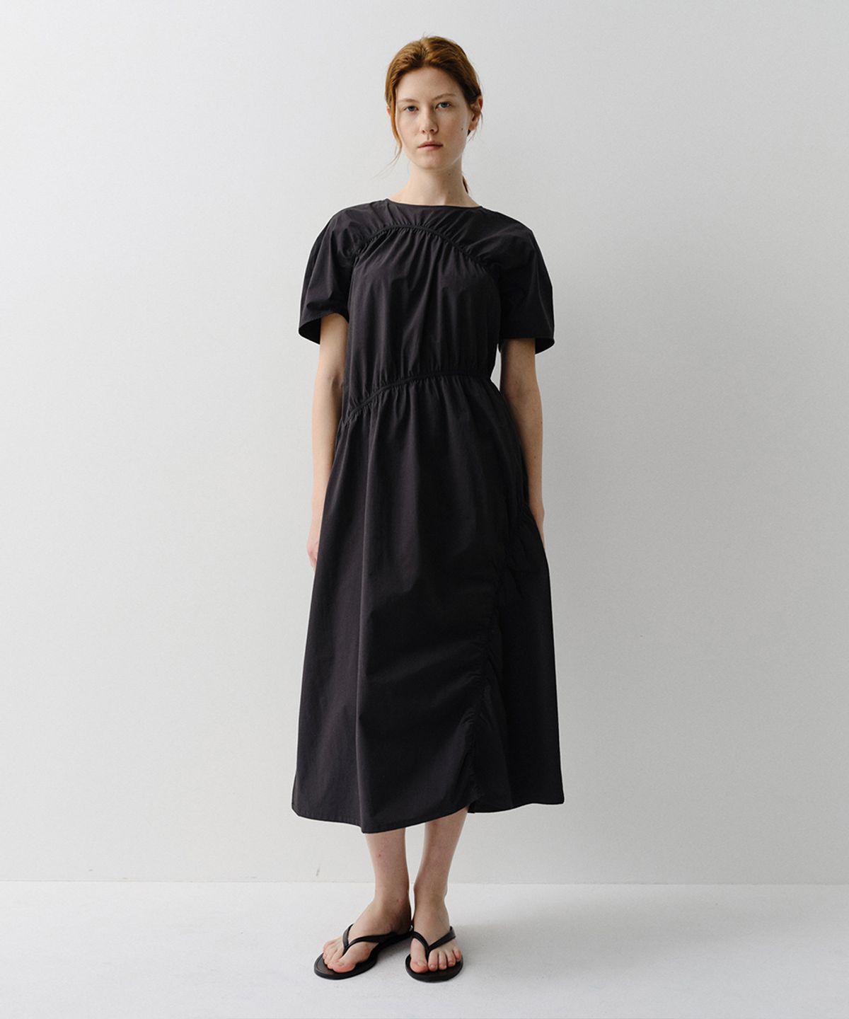 이아(EAAH) SLOPE SHIRRING DRESS (BLACK)