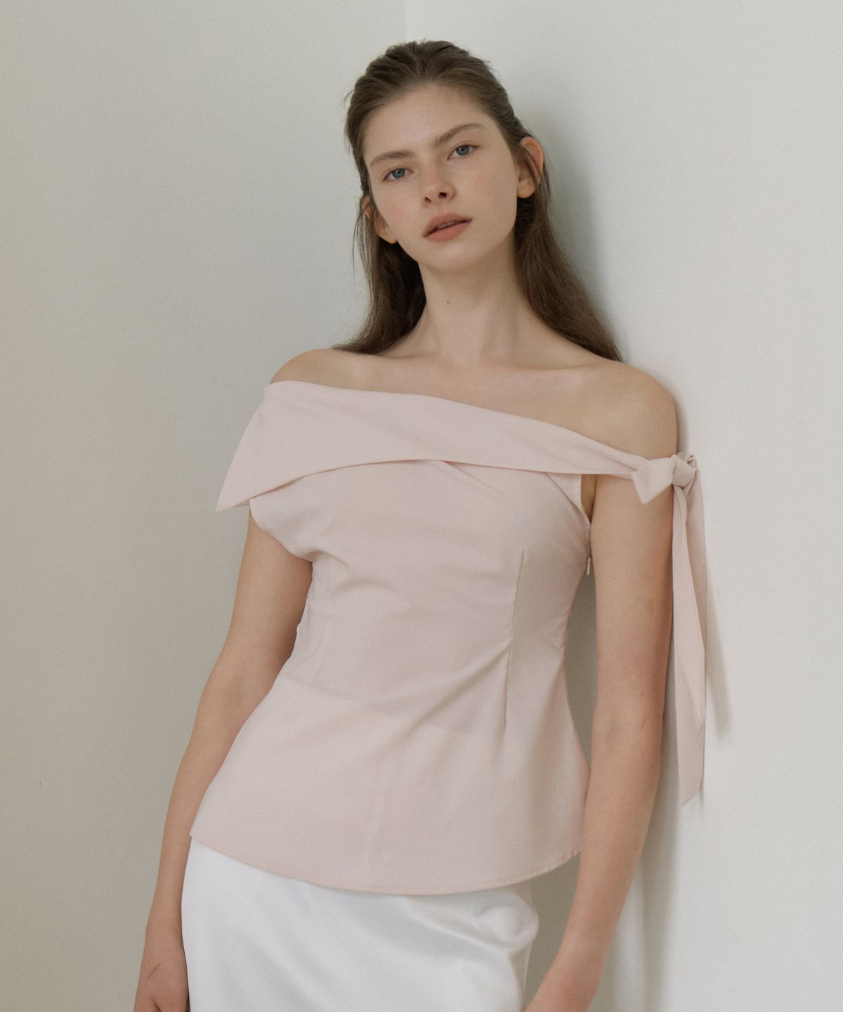 리올그(REORG) GIR TIE OFF SHOULDER BLOUSE ASH PINK