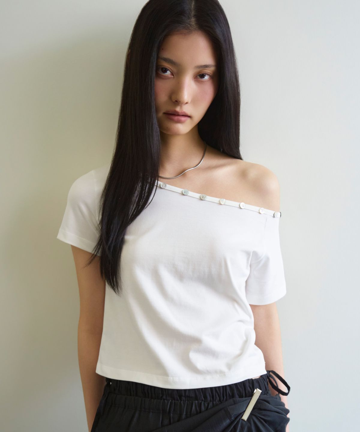 언틸디예스(UNTIL THE YES) Asymmetric One-shoulder Button Top, Ivory