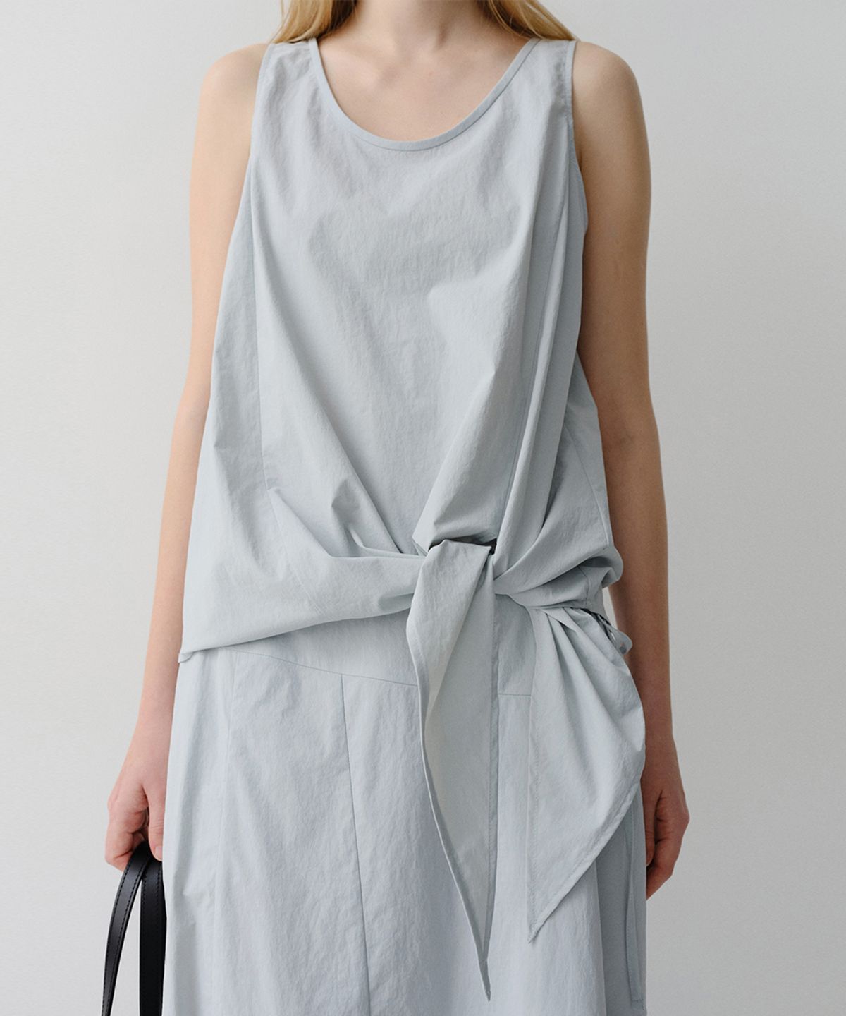 이아(EAAH) LOVEN TIE SLEEVELESS TOP (PALE BLUE)