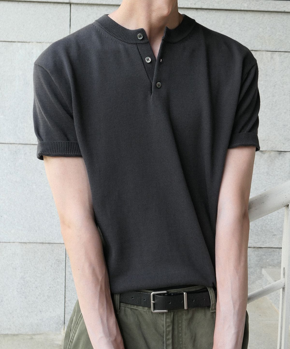 브랜디드(BRANDED) SOLID HENLEY NECK HALF KNIT [GRAPHITE]