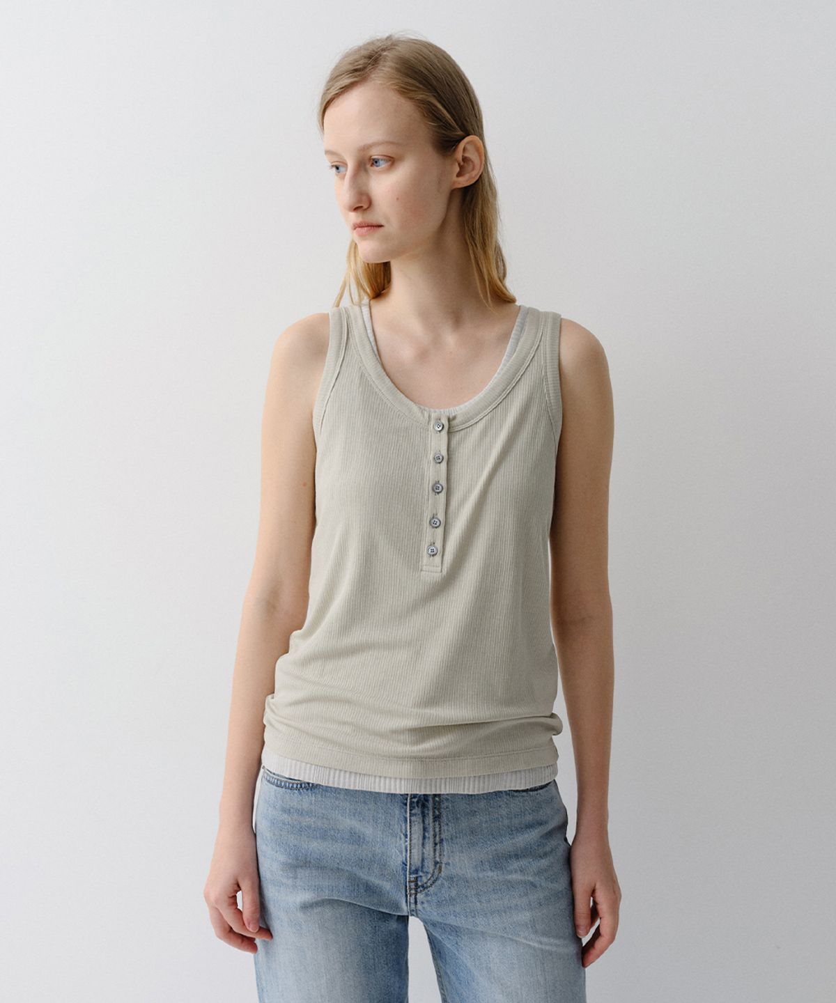 이아(EAAH) HENLEY NECK SLEEVELESS TOP (LIGHT KHAKI)
