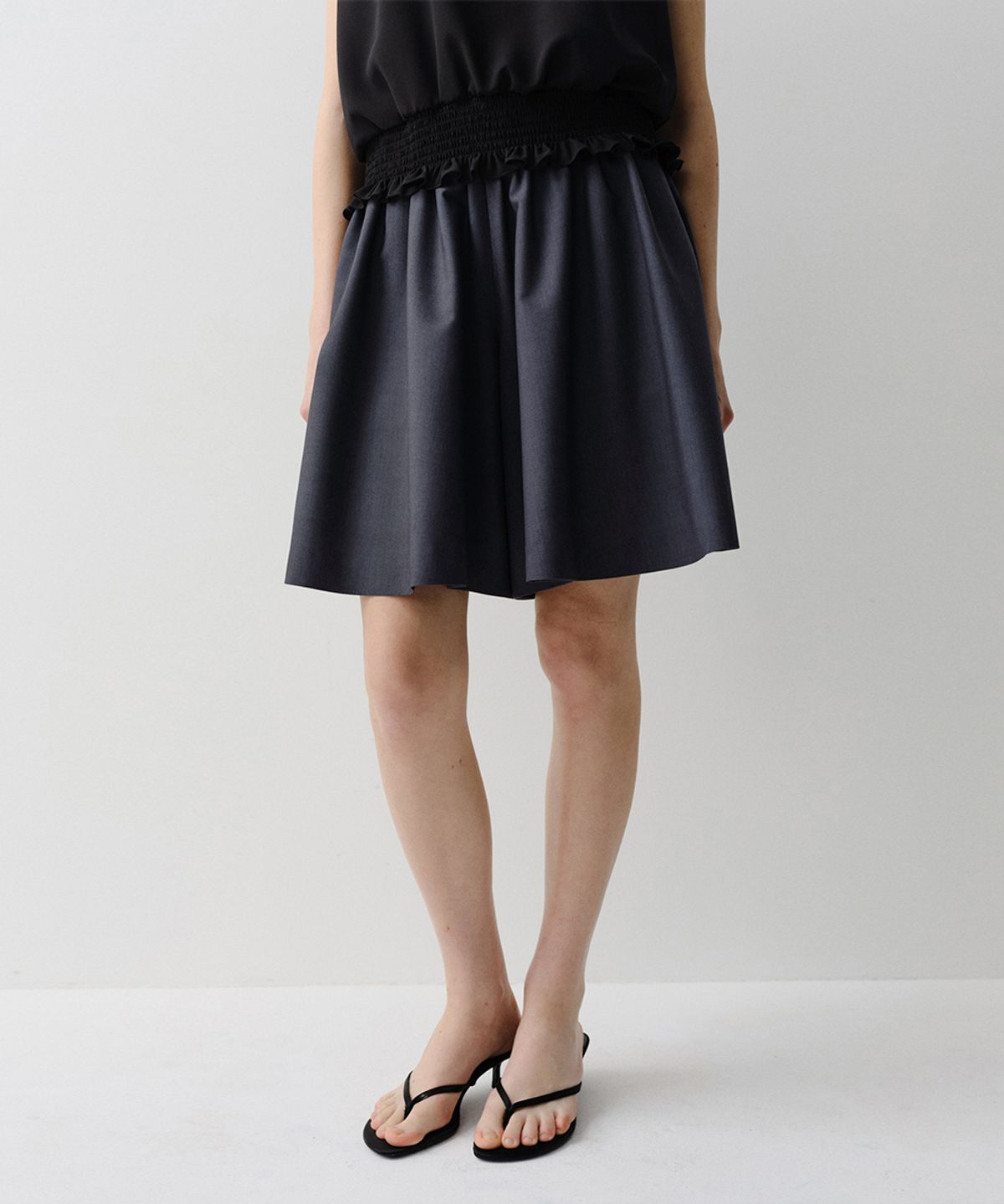 이아(EAAH) CLAY FLARE SHORTS (CHARCOAL NAVY)