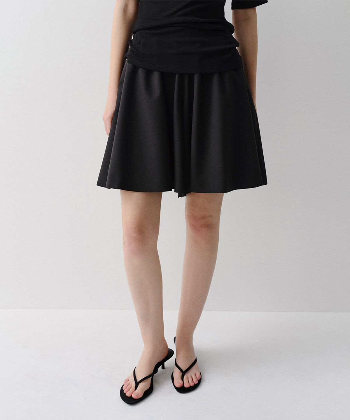 이아(EAAH) CLAY FLARE SHORTS (BLACK)