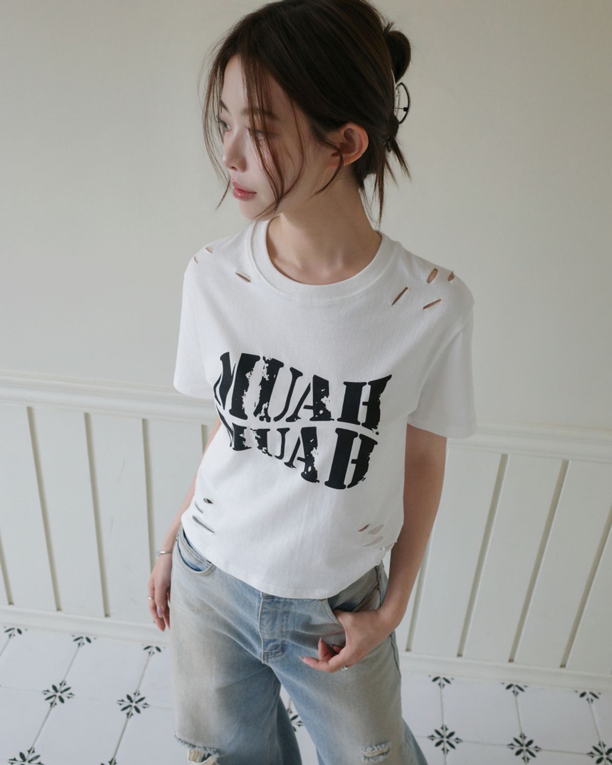 무아무아(MUAHMUAH) 크랙 로고 크롭 반팔티 [화이트]