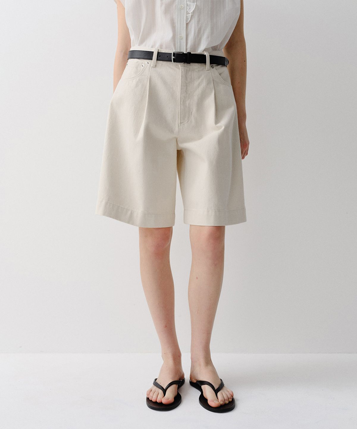 이아(EAAH) KIT COTTON TUCK SHORTS (NATURAL)