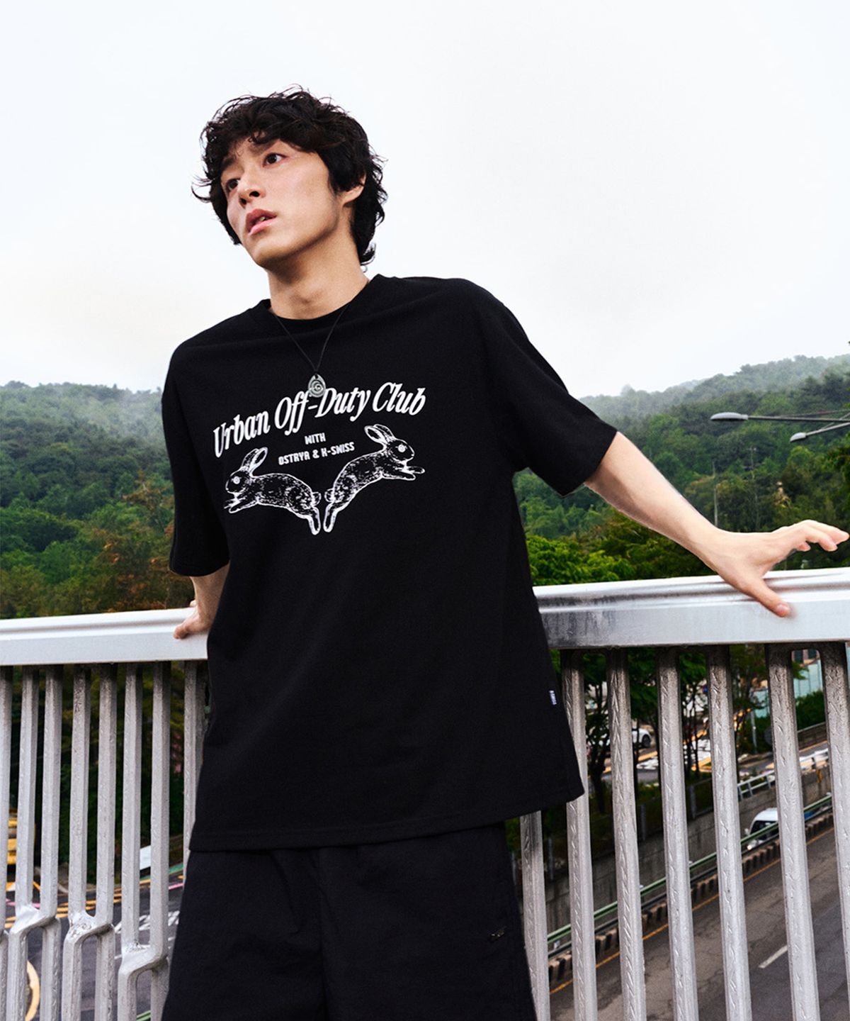 케이스위스(K-SWISS) K-SWISS X ostrya 디지 래빗 반팔 티_1KSTSMV908BK