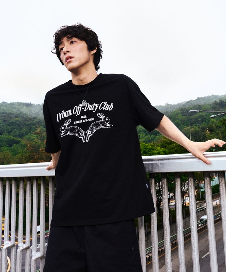 K-SWISS X ostrya 디지 래빗 반팔 티_1KSTSMV908BK