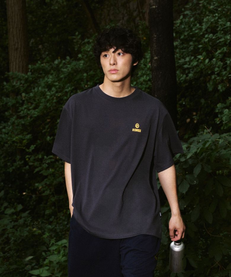 K-SWISS X ostrya 코어 로고 반팔 티_1KSTSMV907CH