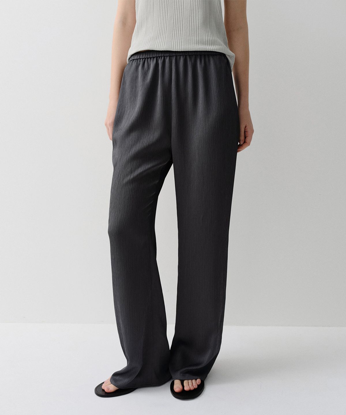 이아(EAAH) PLEATS BANDING PANTS (CHARCOAL)
