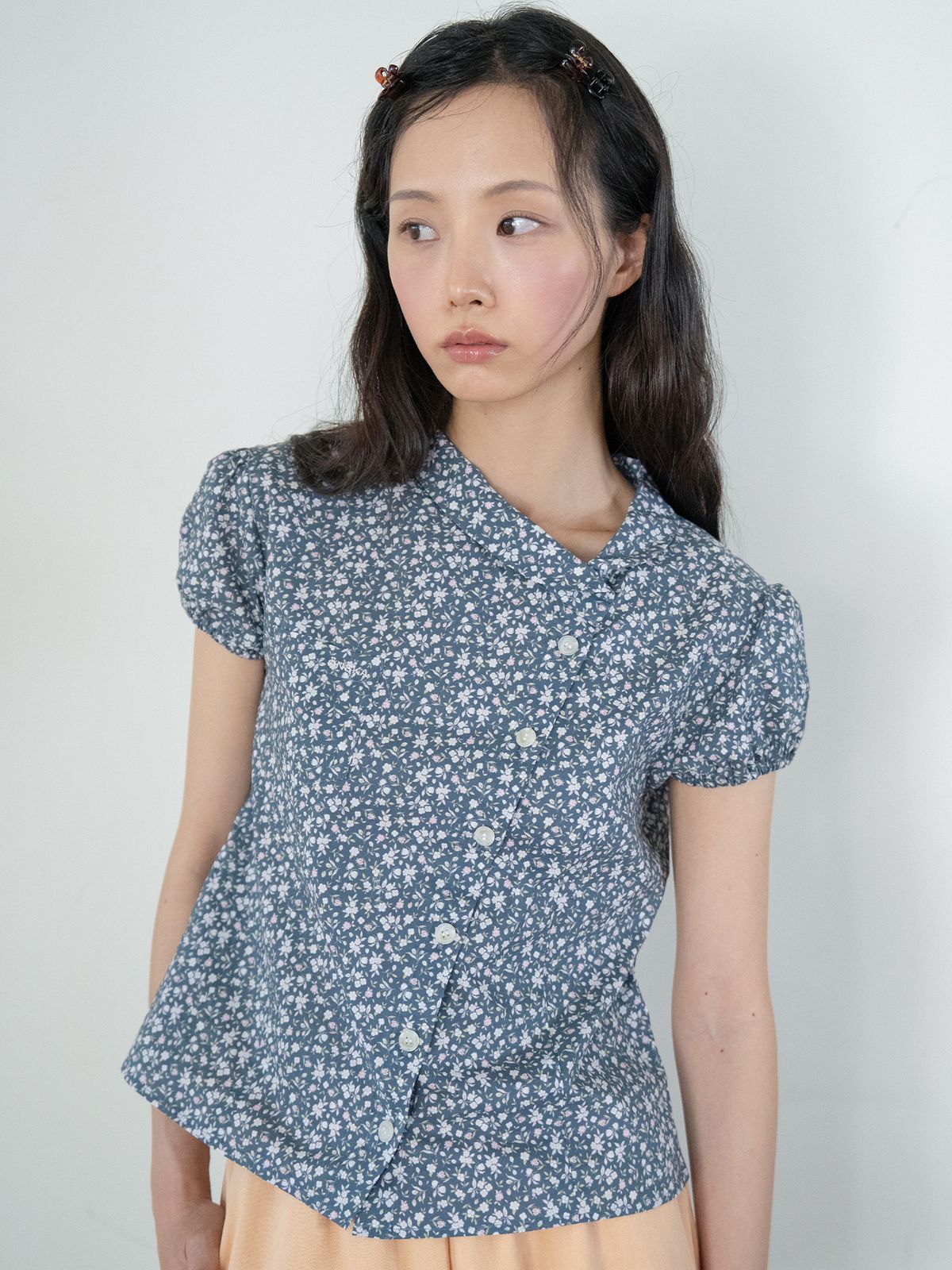 온스카(ONSKA) PETIT FLAT COLLAR BLOUSE (NAVY FLOWER)