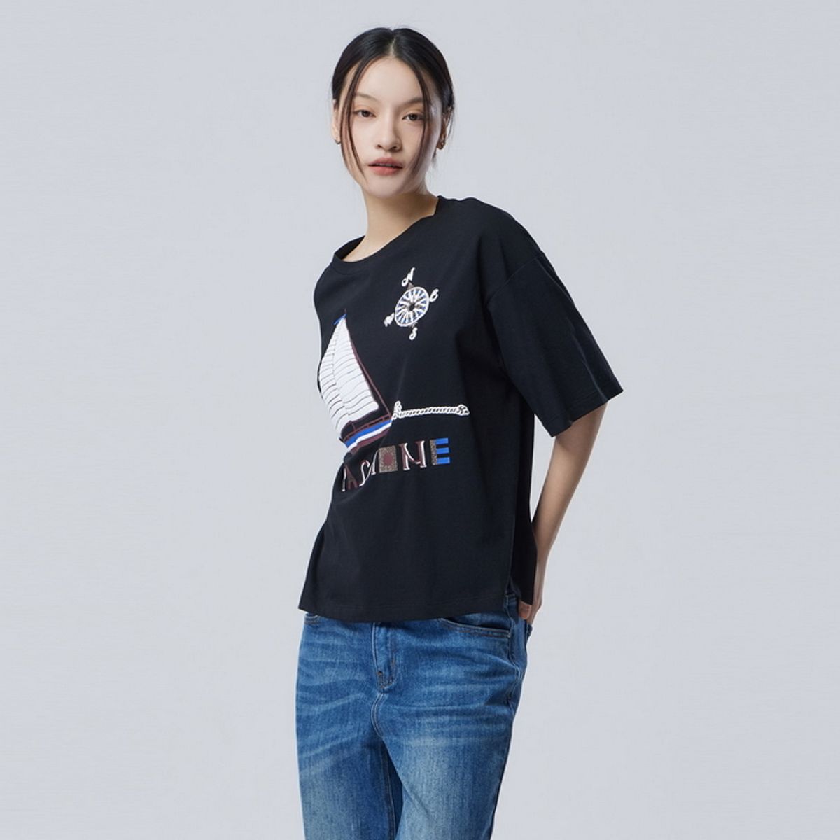 베네통(BENETTON) 보트 엠보 프린팅 티셔츠_BATSE6631BK