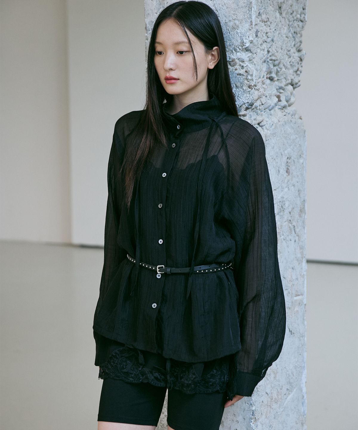 베르드누아(BER DE NOIR) 크링클 셔링 하이넥 블라우스(블랙)