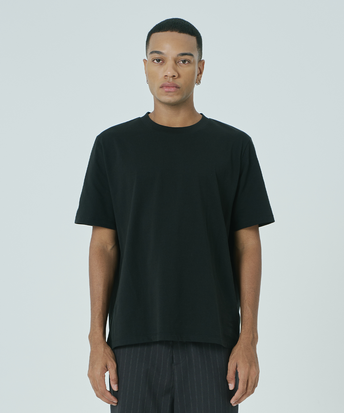 더씽인데어데어(THE THING IN THEIR THERE) Standard Crew Neck T-Shirt Black