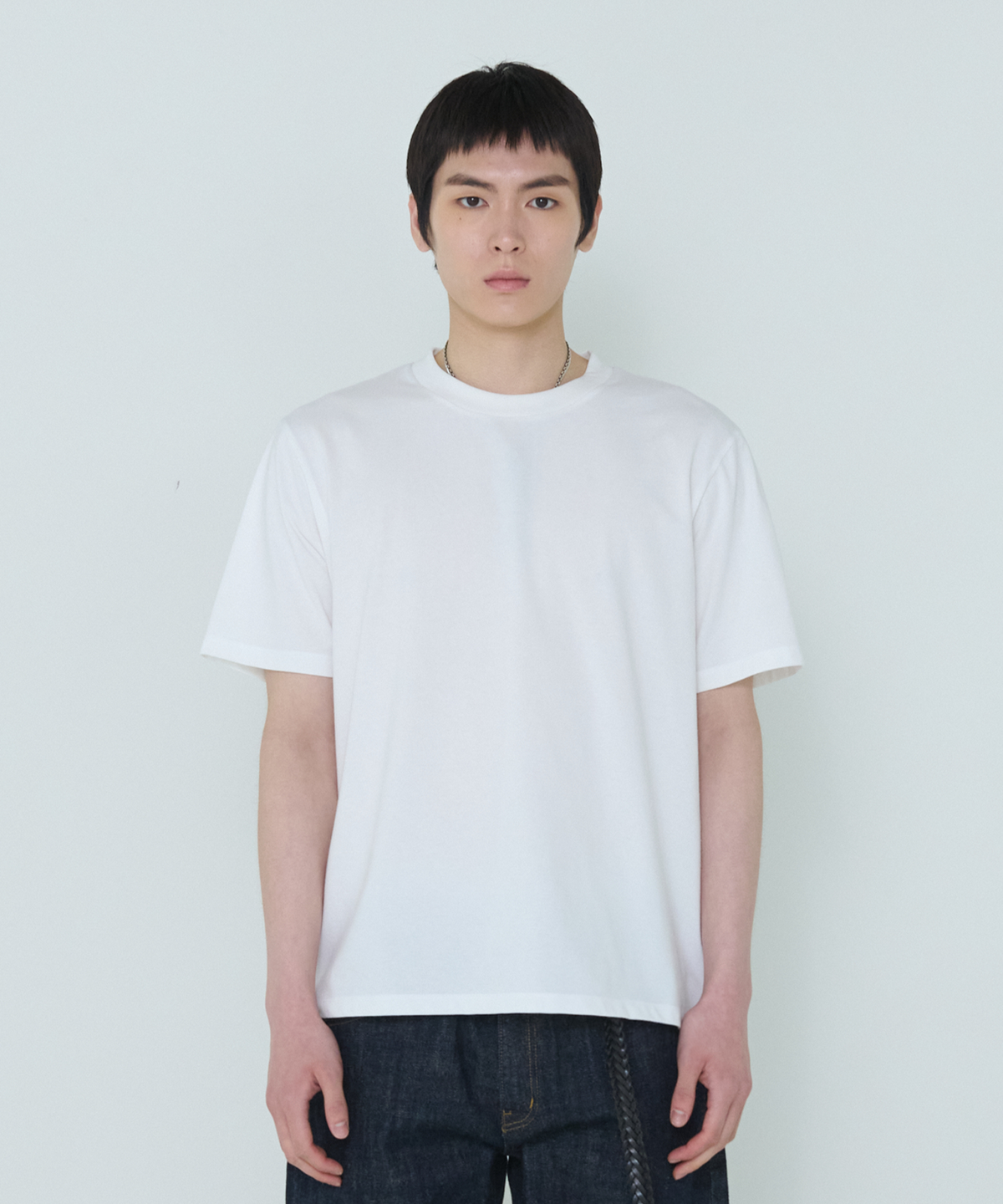 더씽인데어데어(THE THING IN THEIR THERE) Standard Crew Neck T-Shirt O/White