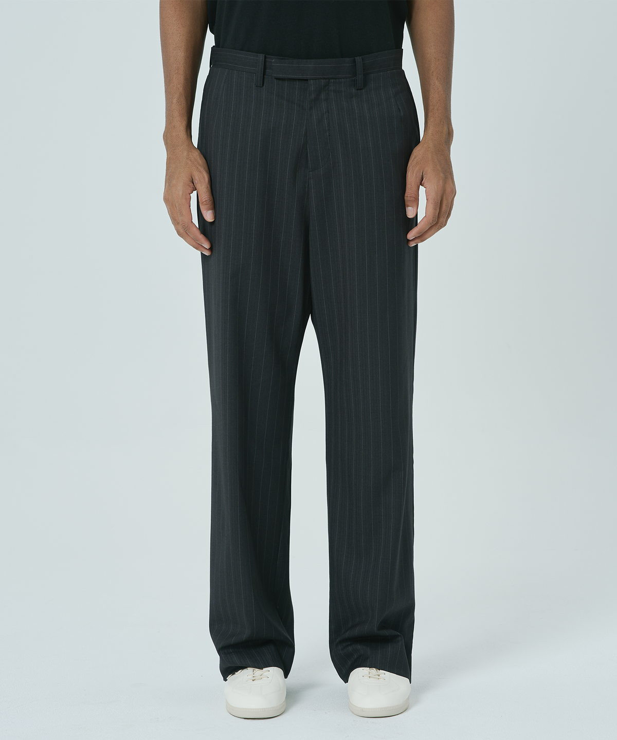 더씽인데어데어(THE THING IN THEIR THERE) Fine Pinstripe Straight Wide Slacks Black