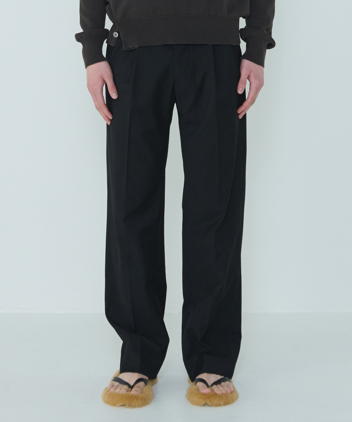 더씽인데어데어(THE THING IN THEIR THERE) Refine Black Slacks Black