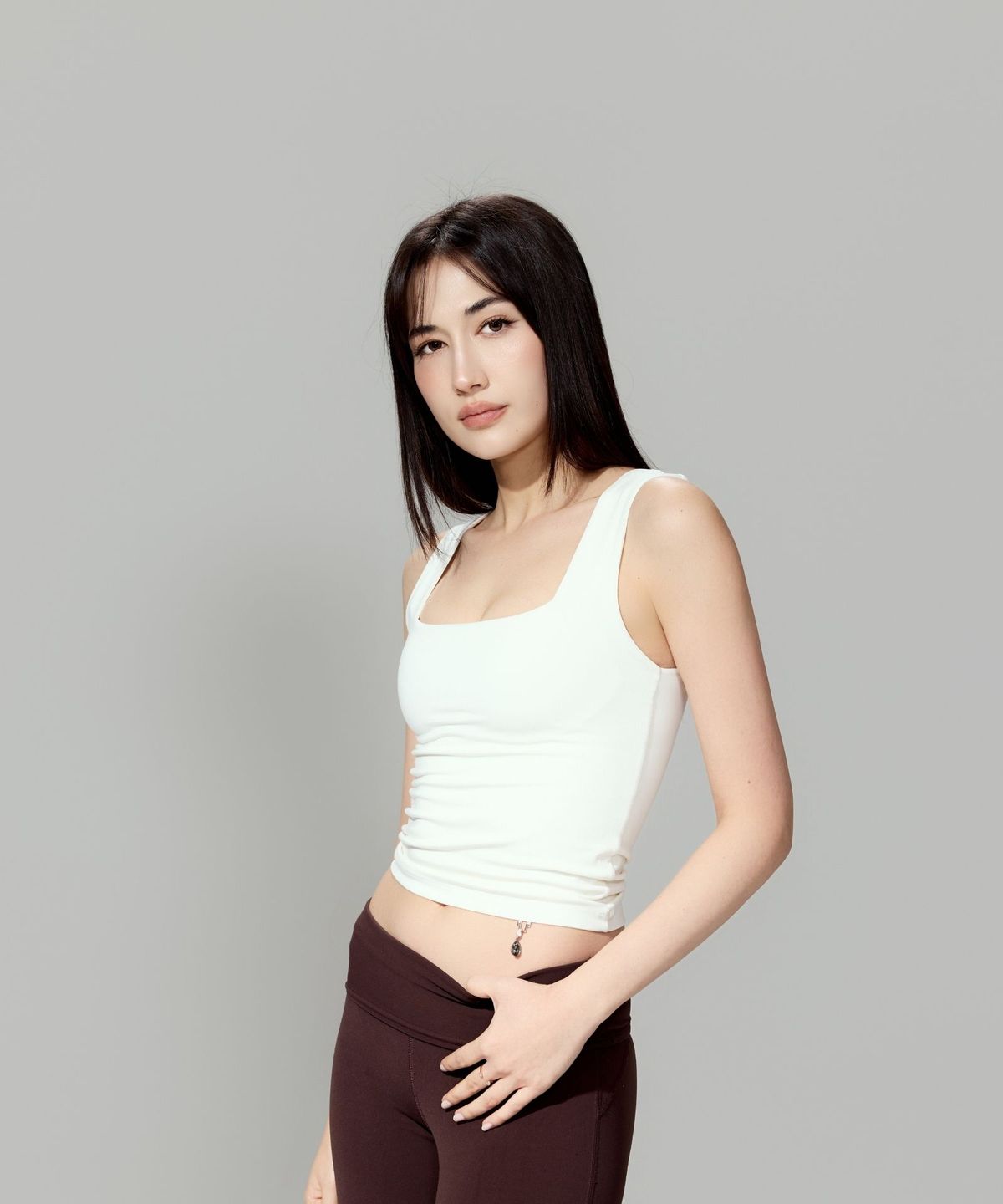 글레이라(GLEIRA) 더블 레이어드 핏 스퀘어 넥 탑 (화이트)