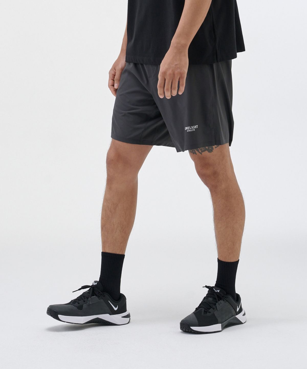 라임라잇 어패럴(LIMELIGHT APPAREL) 애슬릿 스몰 로고 라이너 쇼츠 (차콜/화이트)