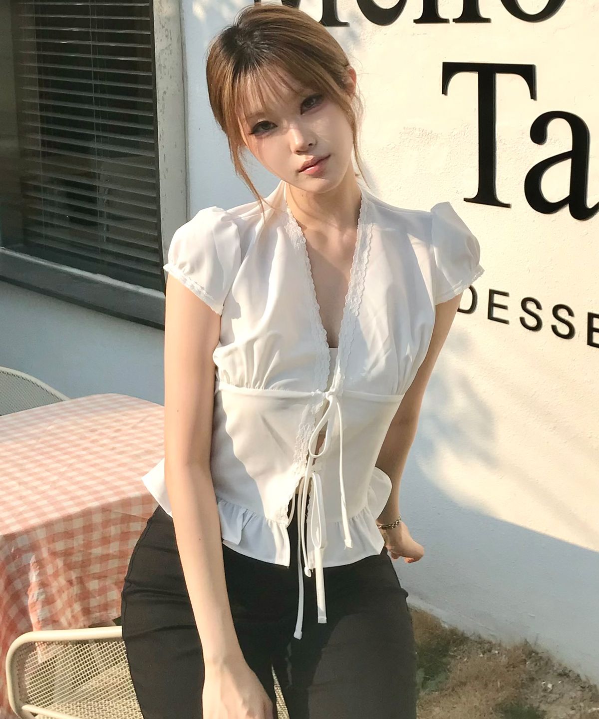 그로우하이드(GROWHIDE) 코페디 새틴 스트랩 반팔 블라우스_아이보리