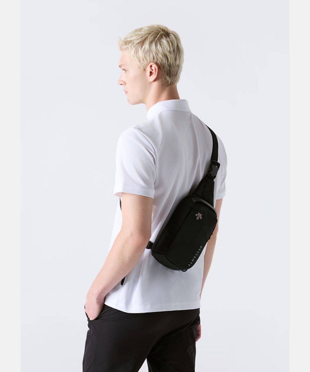 데상트(DESCENTE) 스몰 하디 슬링백 블랙 SR323UBG71