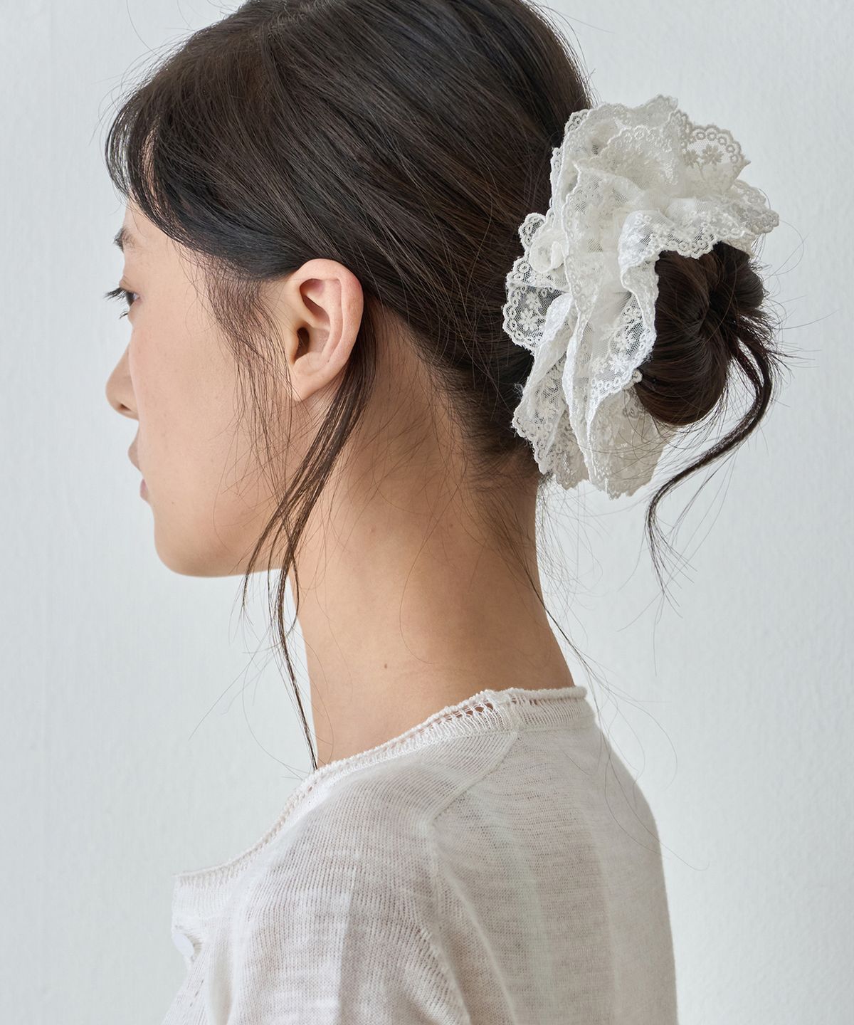 이보크에라(EVOKEERA) Elara Lace Ruffle Scrunchie(Ivory)