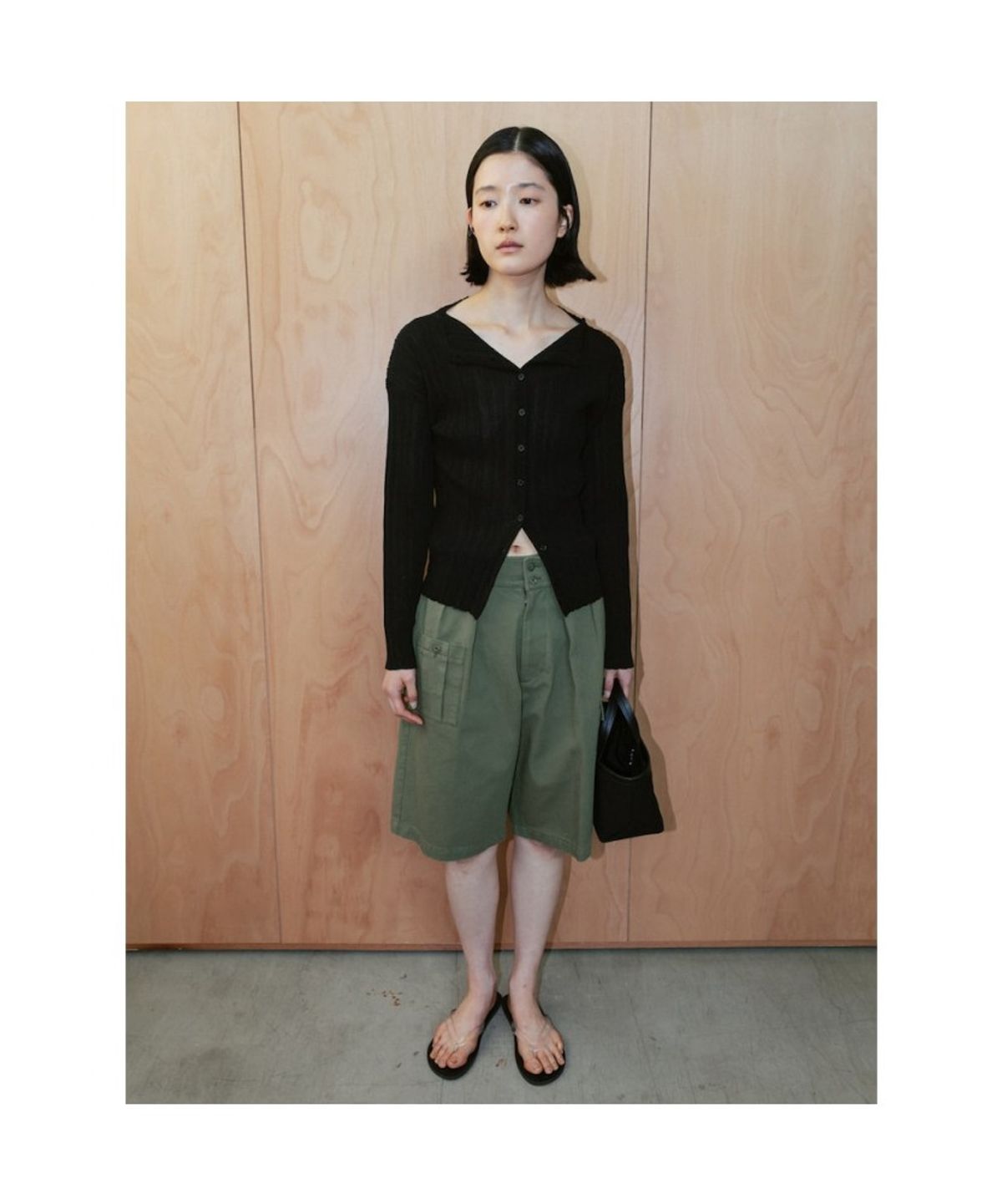 디애퍼처(THE APERTURE) Ohu Pleated Knit Cardigan  Black (TA645AA045)
