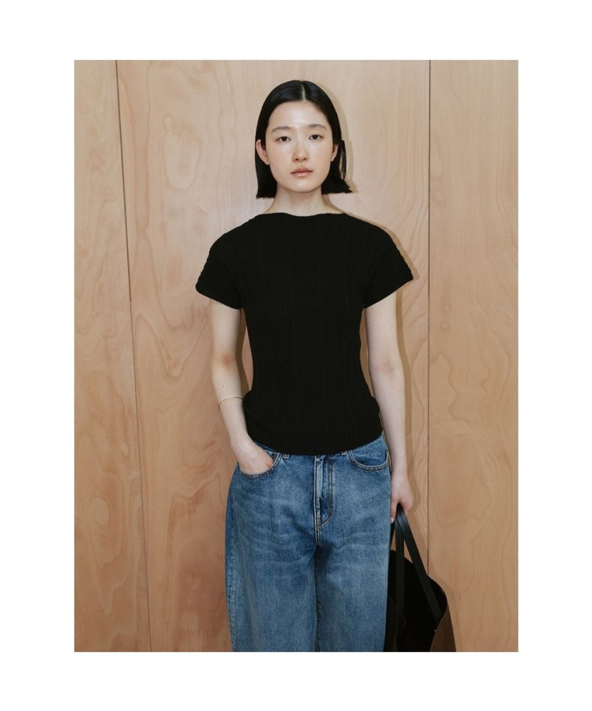 디애퍼처(THE APERTURE) Ohu Pleated Knit Top  Black (TA6451A125)