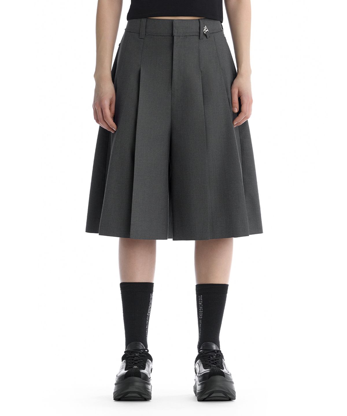 트리밍버드(TREEMINGBIRD) Rivet Detail Pleated Shorts [ Charcoal ]