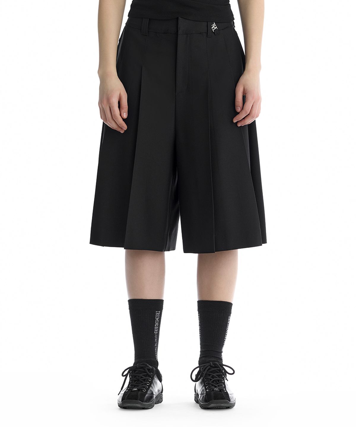 트리밍버드(TREEMINGBIRD) Rivet Detail Pleated Shorts [ Black ]